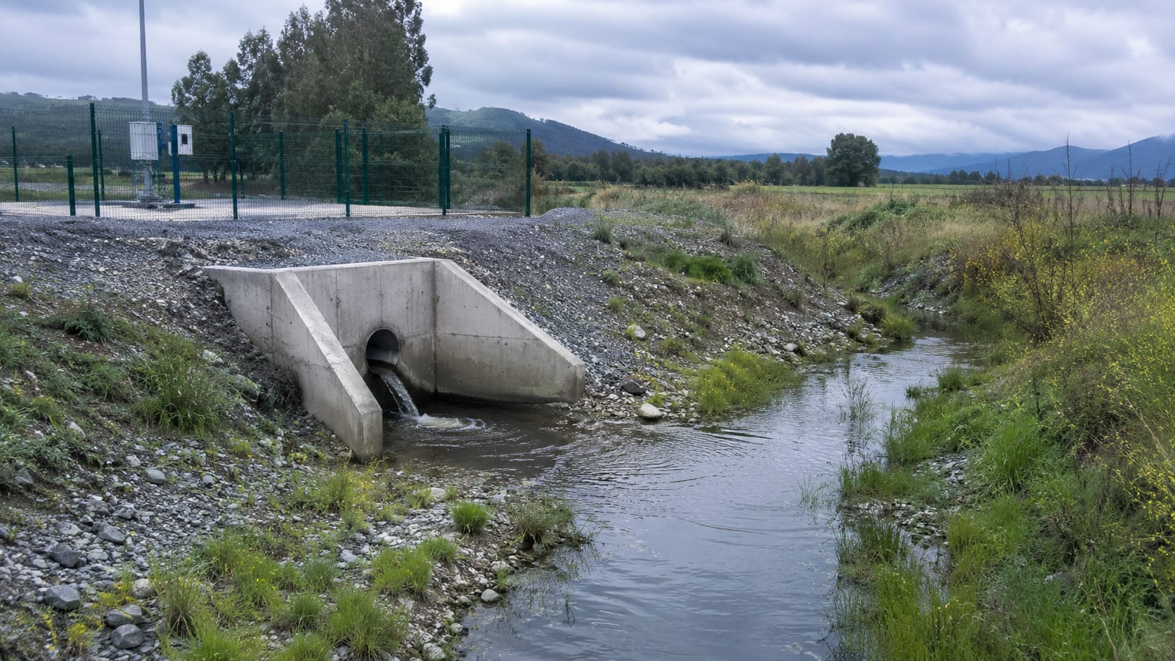 Descarga de una planta de tratamiento a un canal rural